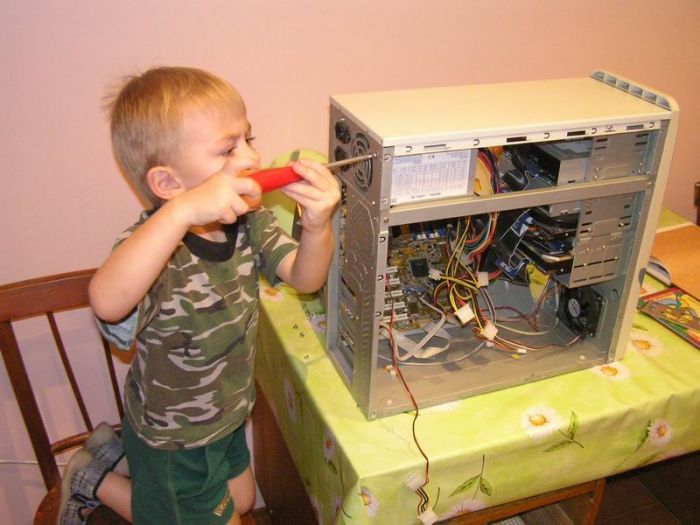 мальчик чинит компьютер