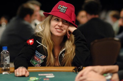 Виктория Корен играет в покер